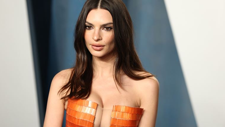 Η Emily Ratajkowski λιάζεται σε πισίνα χωρίς ρούχα, τα λόγια είναι περιττά