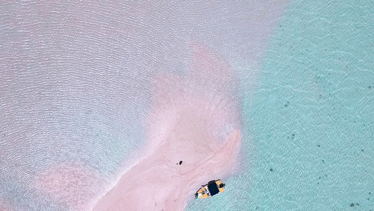 Απίθανες ροζ παραλίες σε κάθε γωνιά του πλανήτη