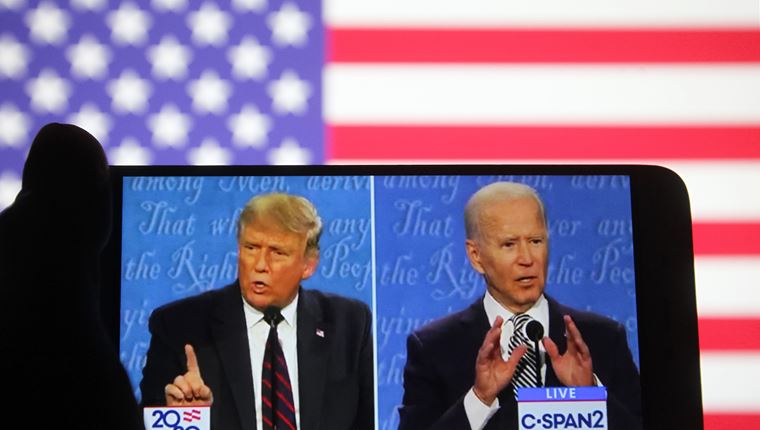 Η κούρσα των Trump και Biden γίνεται ολοένα πιο αμφίρροπη στις πολιτείες-κλειδιά