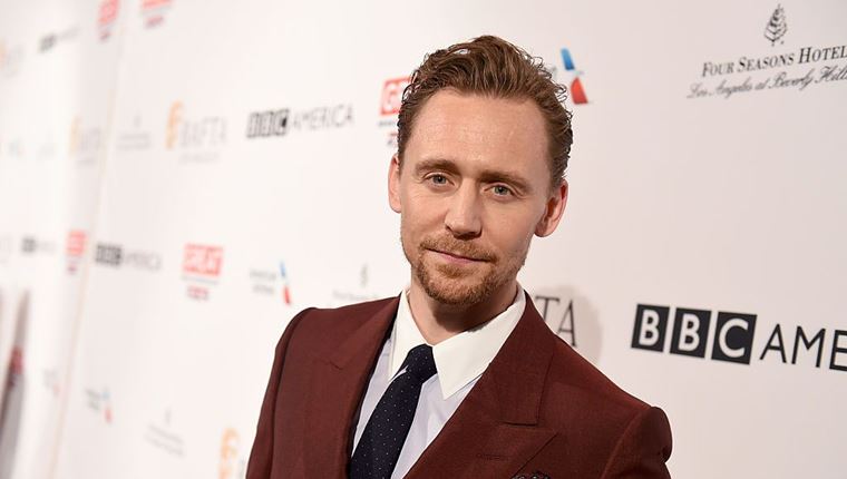 Ο Tom Hiddleston δείχνει πώς φοριέται σωστά το σταυρωτό κοστούμι