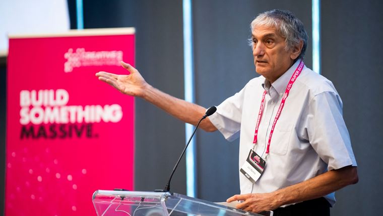 Ο ελληνοαμερικανός επιστήμονας που πήρε το Νόμπελ Φυσικής