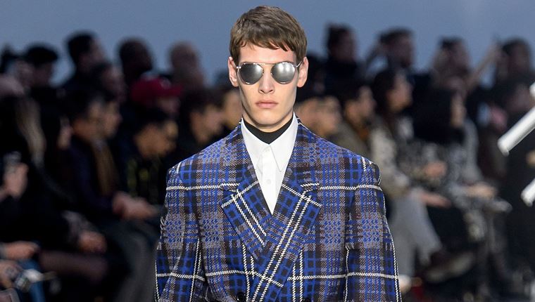 Τα παλτό του χειμώνα είναι μακριά, βαριά και γεμάτα καρό σχέδια