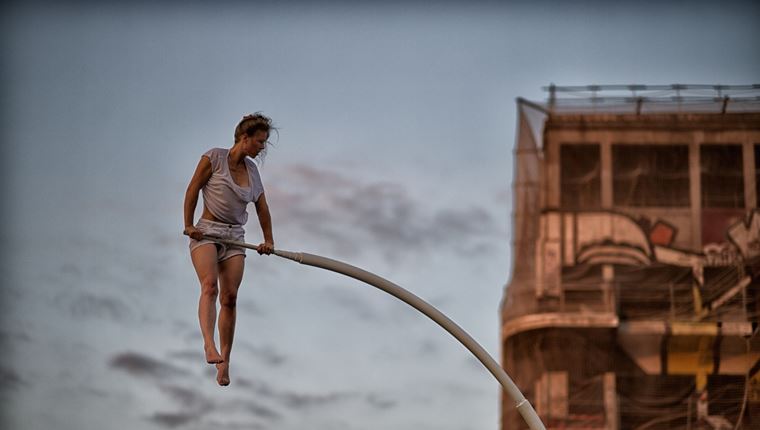 Η Chloé Moglia είναι μια Γαλλίδα superwoman που δεν πατάει στη Γη