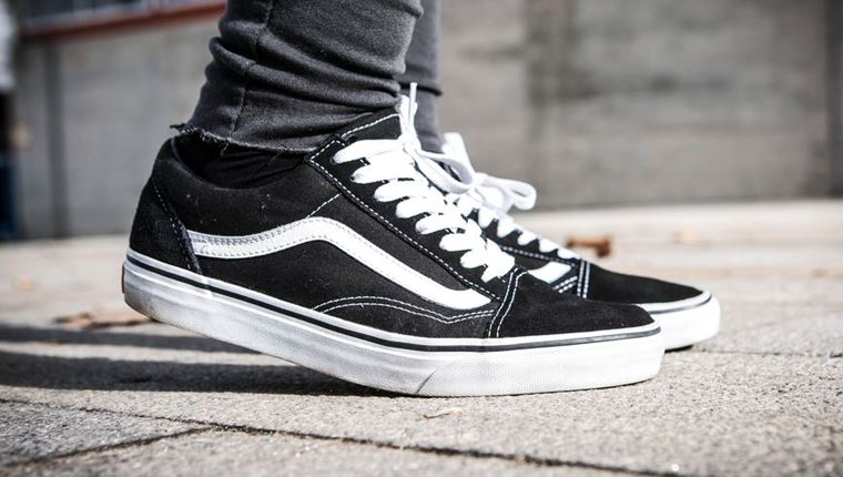 Με μαύρα sneakers από το πρωί μέχρι το βράδυ