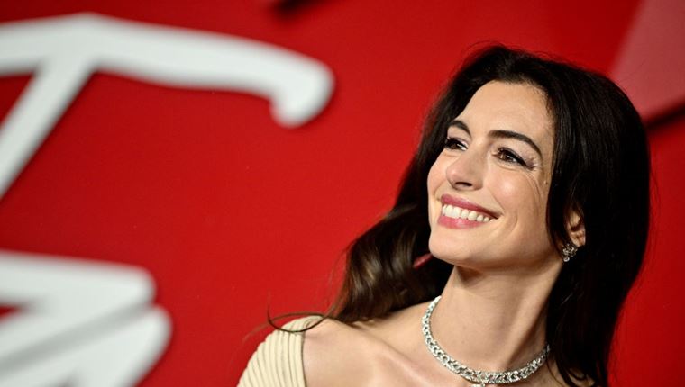 H Anne Hathaway είναι πλέον αγνώριστη