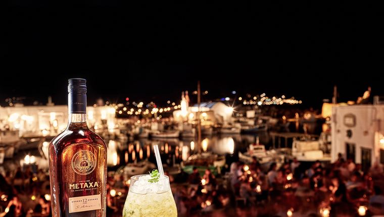 Πώς είναι να εξερευνάς τις Κυκλάδες μαζί με το κορυφαίο ελληνικό spirit