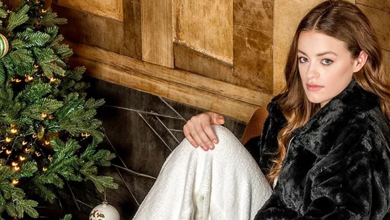 Η Γαία Μερκούρη φωτογραφίζεται αποκλειστικά για το MissBloom με τα αγαπημένα της items από τη νέα συλλογή της Ugg