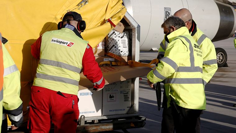 H άφιξη της παρτίδας 83.850 δόσεων του εμβολίου των Pfizer/BioNTech σε φωτογραφίες