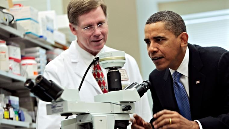 Ο Barack Obama εξηγεί γιατί είναι σημαντικό να μπούμε σε καραντίνα οικειοθελώς