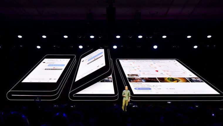 Η Samsung παρουσίασε το πρώτο πτυσσόμενο smartphone της