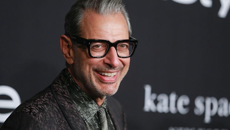 Ο Jeff Goldblum καταρρίπτει ξανά τους κατεξοχήν κανόνες του αντρικού στυλ