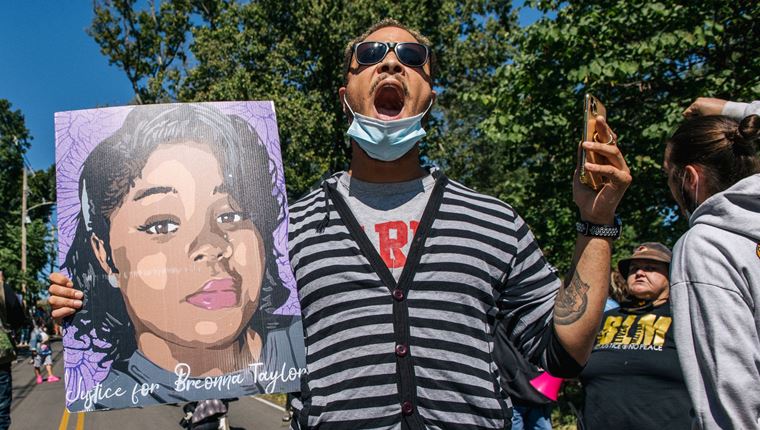 Δεύτερη νύχτα διαδηλώσεων και επεισοδίων για τον θάνατο της Breonna Taylor