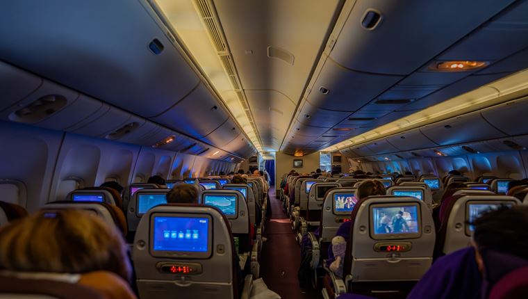 Όσα κάνουν οι ταξιδιώτες σε αεροπλάνα και τρένα και μας σπάνε τα νεύρα