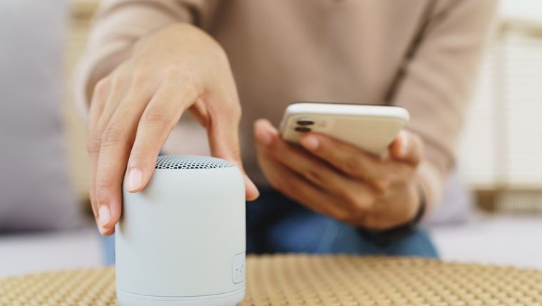 Ποια είναι η φωνή που ακούς καθημερινά στις συσκευές σου αλλά δεν τη ξέρεις;