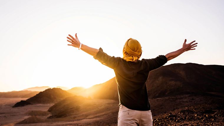 Τι χρώμα ρούχα φοράμε στον ήλιο για να μη ζεσταινόμαστε