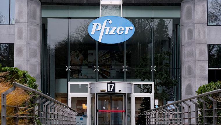 Η Pfizer ετοιμάζει τρίτη ενισχυτική δόση και νέο εμβόλιο για τη μετάλλαξη Δέλτα