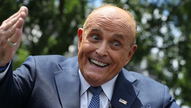 Η σουρεαλιστική αποκαθήλωση του Rudy Giuliani