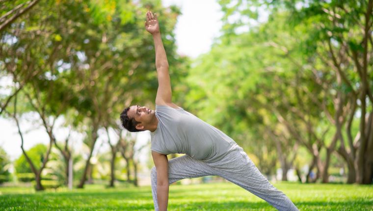 Ποια είναι η άσκηση του σκορπιού και γιατί έχει πολλαπλά οφέλη για την υγεία σου