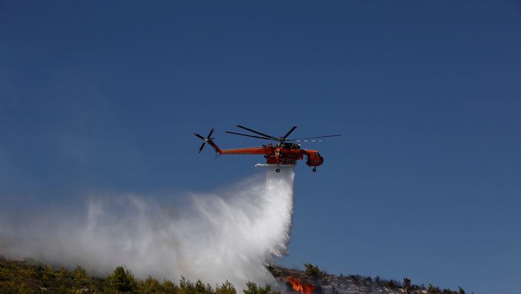 Ανεξέλεγκτες διαστάσεις έχει λάβει η μεγάλη φωτιά στην Κερατέα