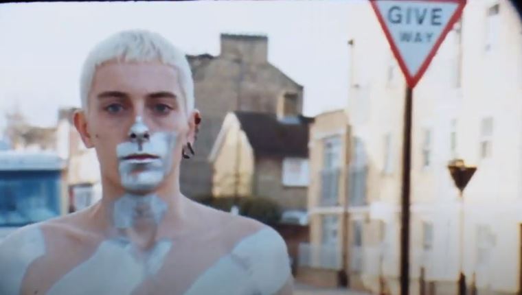 Μια ταινία μικρού μήκους για την αντρική συλλογή του Alexander McQueen