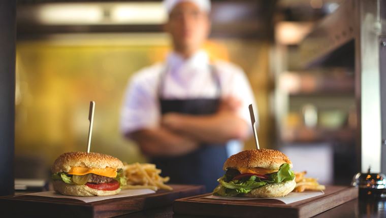 Ξέρουμε τι θα ήθελες να ρωτήσεις έναν υπάλληλο fast food