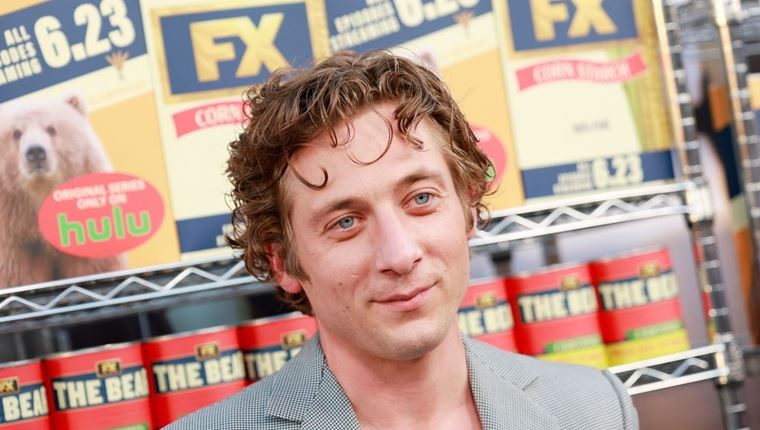 Ο Jeremy Allen White μπορεί και να μας πείσει να κυκλοφορήσουμε με sliders