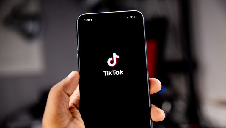 Facebook και YouTube ανοίγουν πόλεμο με το TikTok