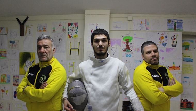 Ο Μάριος Γιακουμάτος παίρνει το ξίφος του και βλέπει Ολυμπιάδα