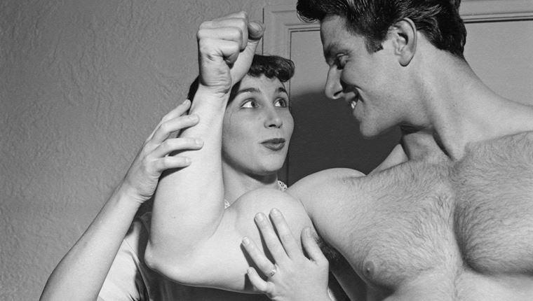 Οι κάμψεις - σφυριά χτίζουν γρήγορα δυνατούς δικέφαλους