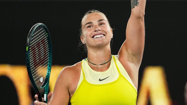 H Aryna Sabalenka έκανε πως &quot;ουρεί&quot; πάνω στο βραβείο από το Australian Open και ξεσήκωσε αντιδράσεις (video)