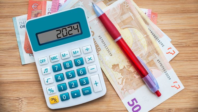 Τα 63 δισ. ευρώ φόρων και οι ελαφρύνσεις της νέας χρονιάς