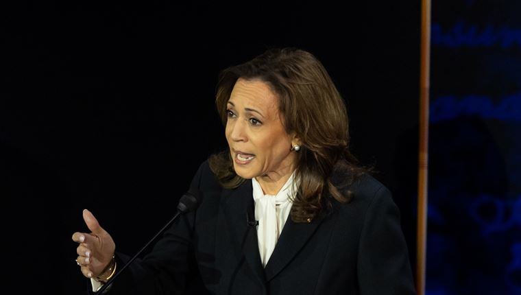 Τα σκουλαρίκια της Kamala Harris και το καλύτερο meme του debate