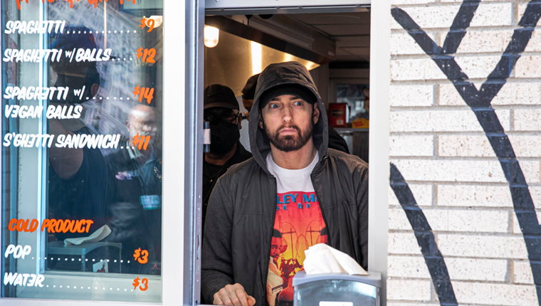 Σε άλλα νέα, ο Eminem σερβίρει μακαρονάδες στο Ντιτρόιτ