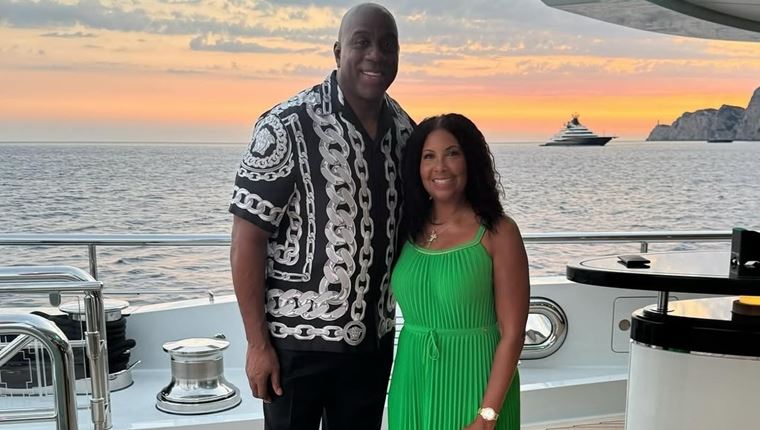 Ζηλέψαμε την πολυτελή θαλαμηγό του Magic Johnson που &#39;οργώνει&#39; το Ιόνιο (βίντεο)