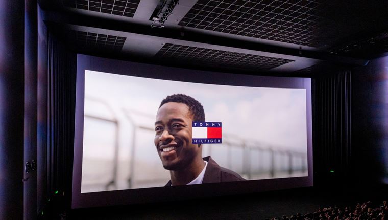 Tommy Hilfiger x F1- Η ΤΑΙΝΙΑ: Η πολυαναμενόμενη avant-première της Αθήνας γεμάτη μόδα, racing vibes και κινηματογραφική αίγλη