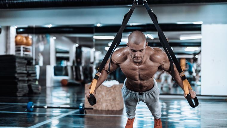 Γυμνάζοντας ολόκληρο το σώμα με έναν ιμάντα TRX