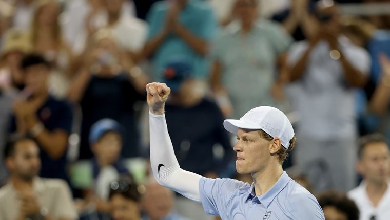 Γιατί ο Jannik Sinner ξεκίνησε να φοράει μανίκι