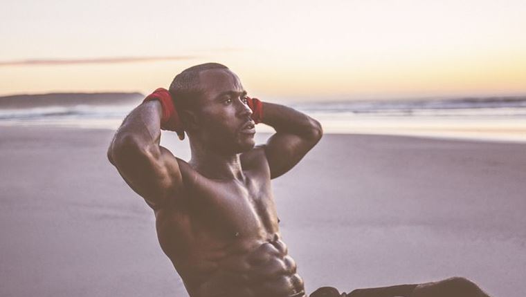 2 κινήσεις για σκληρότερους κοιλιακούς σε 15 λεπτά