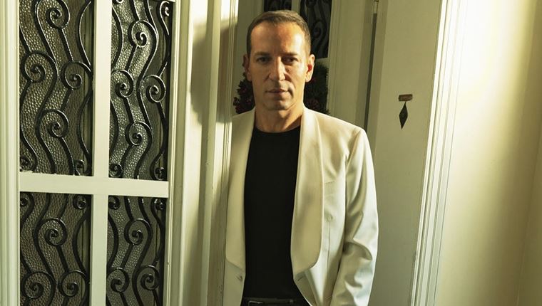 Ο πιο cool τρόπος να φορέσεις το off white σακάκι σμόκιν από τον στιλίστα Στέφανο Ζαούση