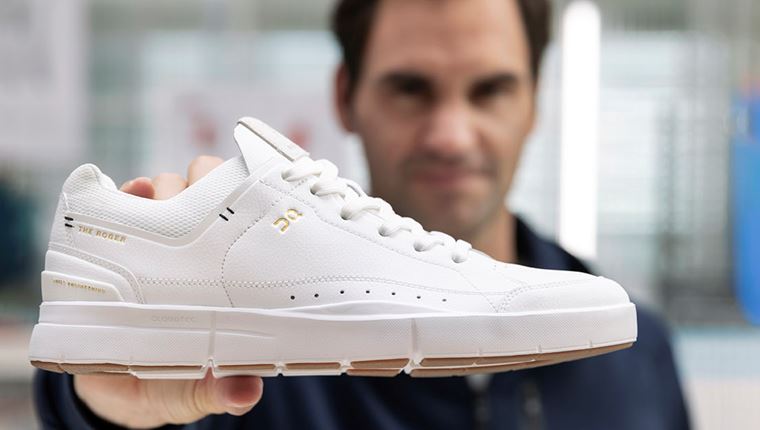 Τα λευκά sneakers του καλοκαιριού ανήκουν στον Roger Federer