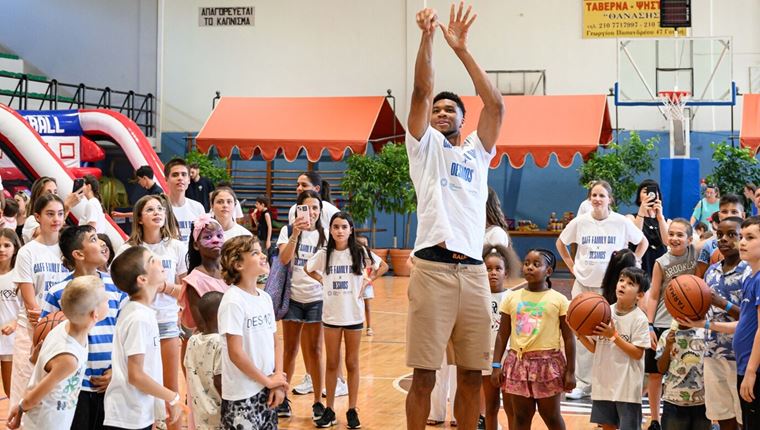 Πώς τα αδέρφια Αντετοκούνμπο στηρίζουν τις οικονομικά ευάλωτες οικογένειες
