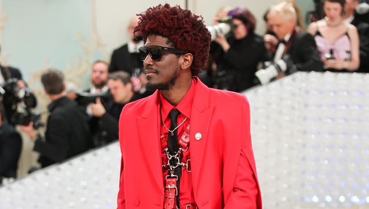 Ζηλέψαμε τα νέα Ray-Ban Boyfriend Reverse του Labrinth