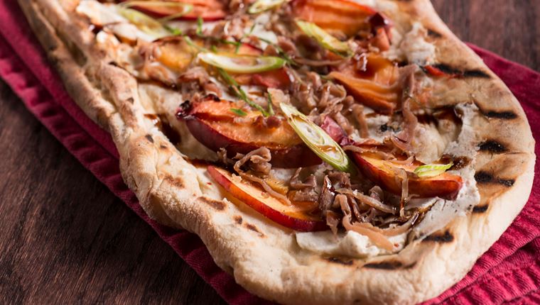 Η συνταγή για πίτσα με ροδάκινο και προσούτο