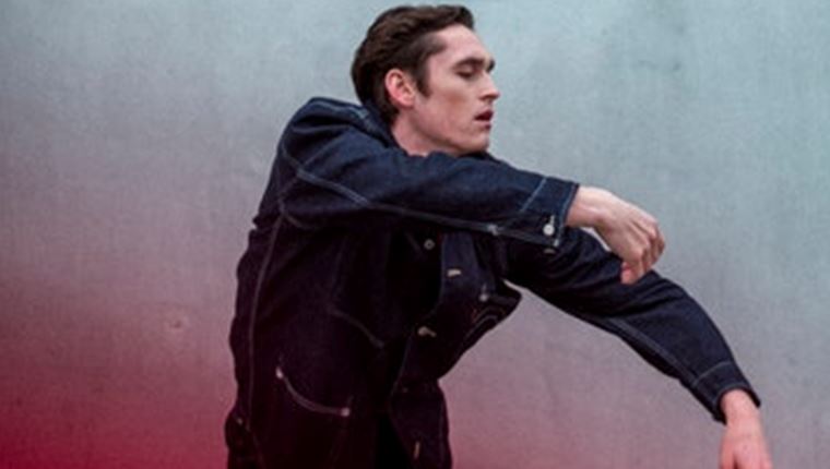 Η κόκκινη συλλογή της Levi’s έχει κάτι από τα 90s