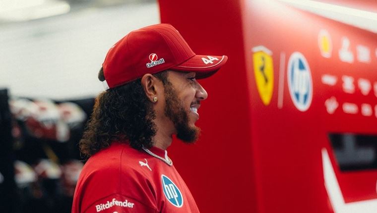 Κάτι έπαθε ο Lewis Hamilton: Με χαίτη μπούκλα εμφανίστηκε στο Μπαχρέιν (εικόνες, video)