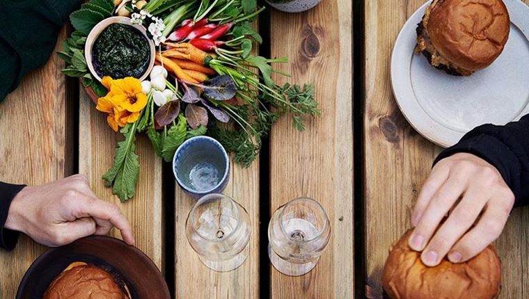 Το Noma ανοίγει ξανά με burgers και υπαίθριο wine bar