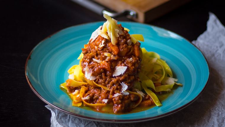 Μακαρονάδα με ραγού όπως θα την έτρωγες στη Νάπολι