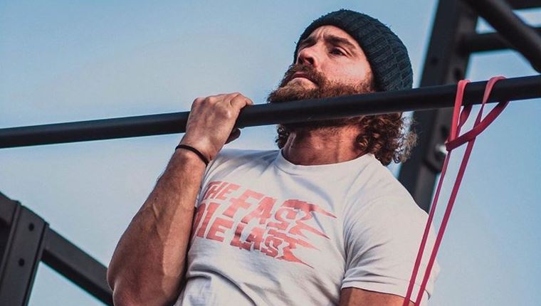 Χτίζοντας τεράστια δύναμη με ένα λάστιχο αντίστασης