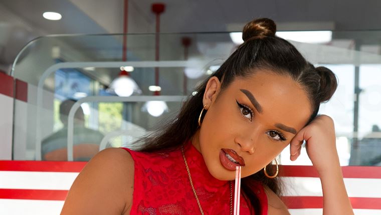 La Elvira, ένα παγκόσμιο αστέρι γεννήθηκε στο YouTube