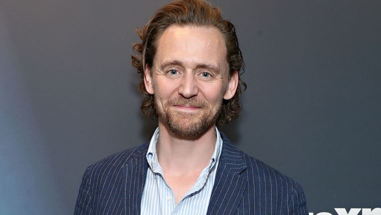 Δεν υπάρχει τίποτα βαρετό στο ριγέ σύνολο του Tom Hiddleston